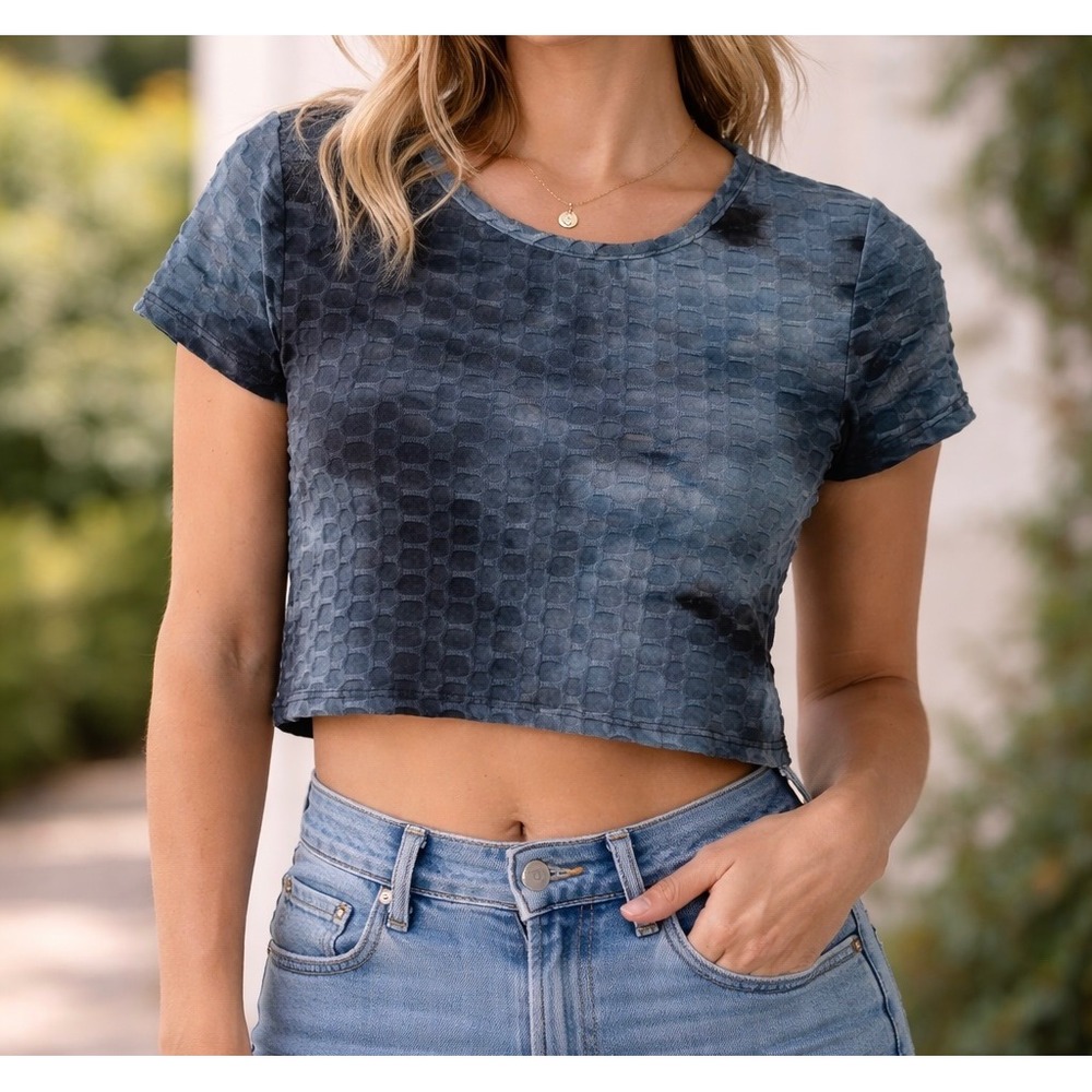 B‎ Famous USA Blue Black Tie Dye Honeycomb Textured Crop Top Short Sleeve Medium